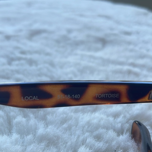 EUC Lucky 🍀 beautiful tortoise shell framed sunglasses! - Picture 3 of 4